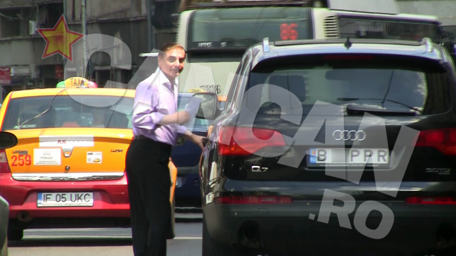 Dupa ce-a scapat de problemele bancare, printul a afisat un zambet larg