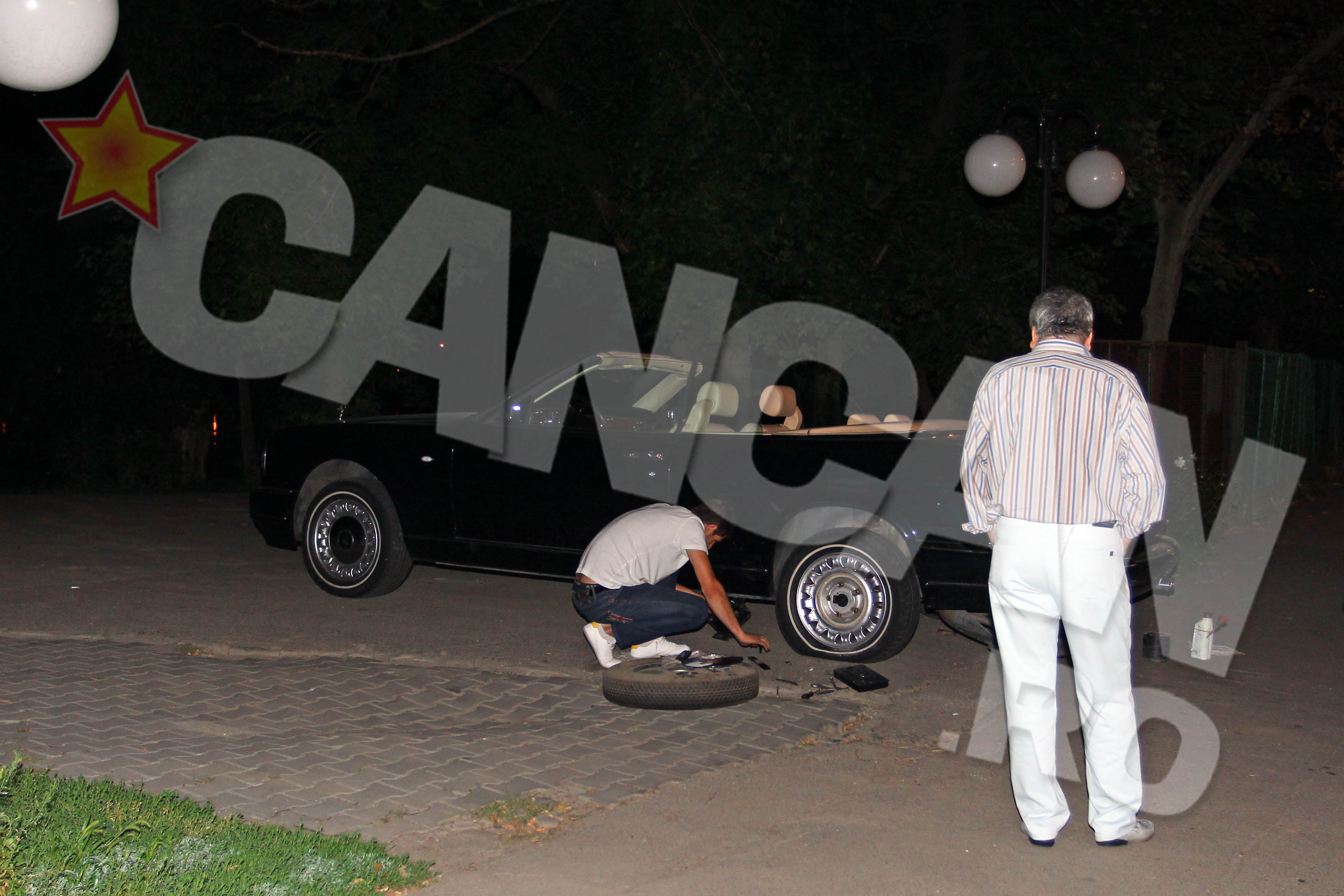 In crucea noptii, milionarul a fost nevoit sa coboare cu picioarele pe pamant. Si sa astepte, in mijlocul strazii, ca soferul sa schimbe roata.