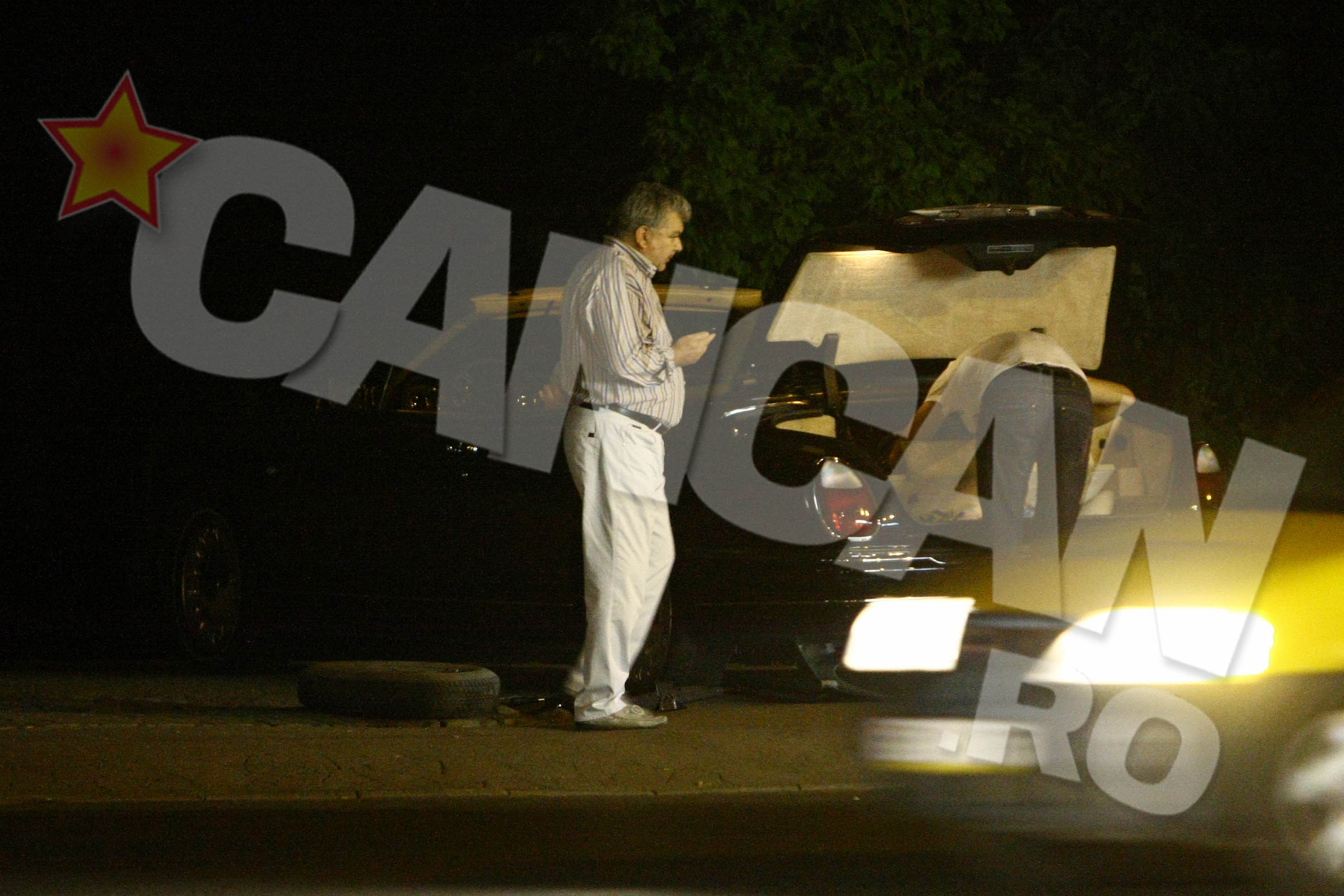 Bibi Galan se uita cu jind la masinile care trec pe langa el in viteza. Neavand ce face, se apuca de dat telefoane.