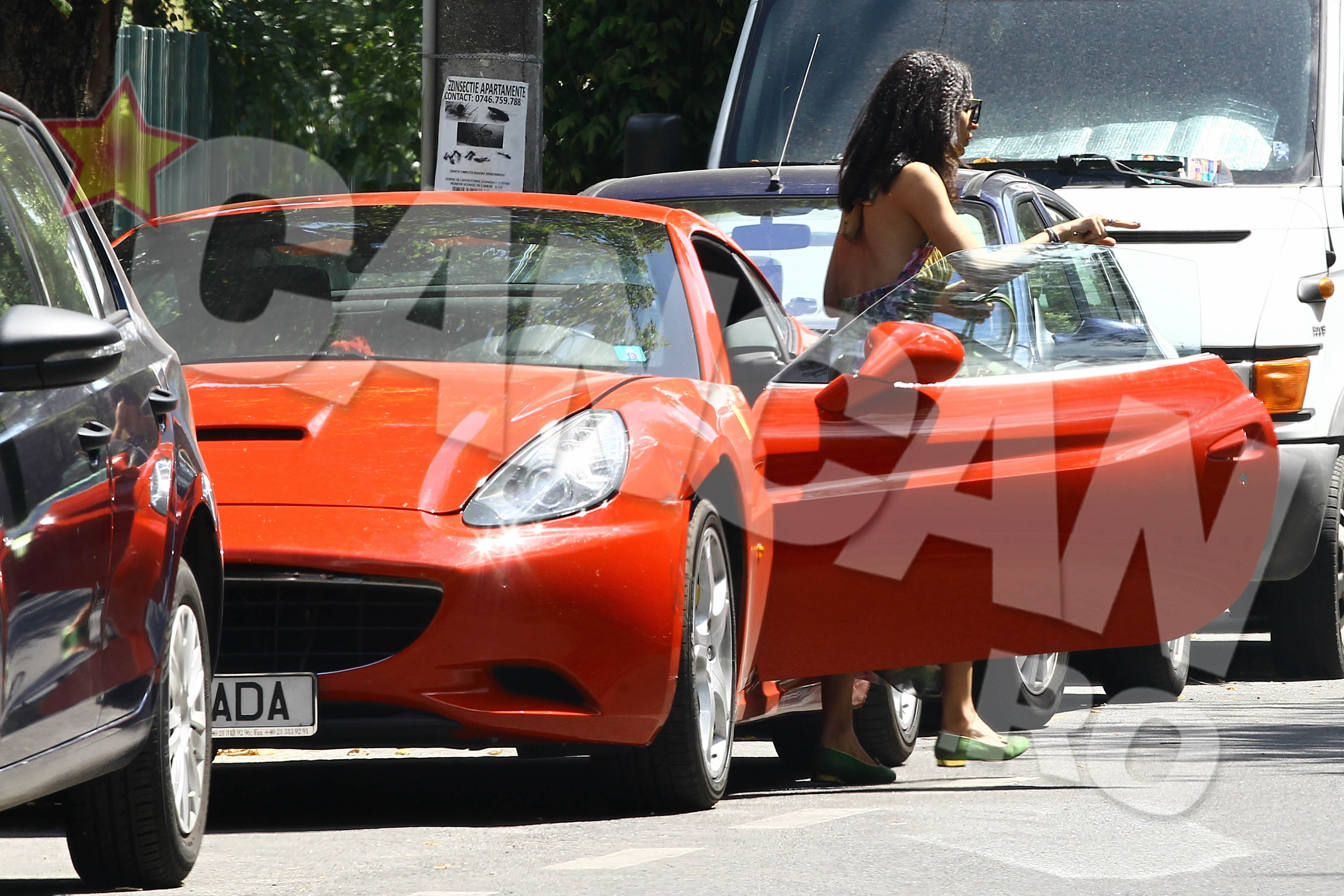 Bruneta coboara ca o printesa din saua calutului ei cambrat