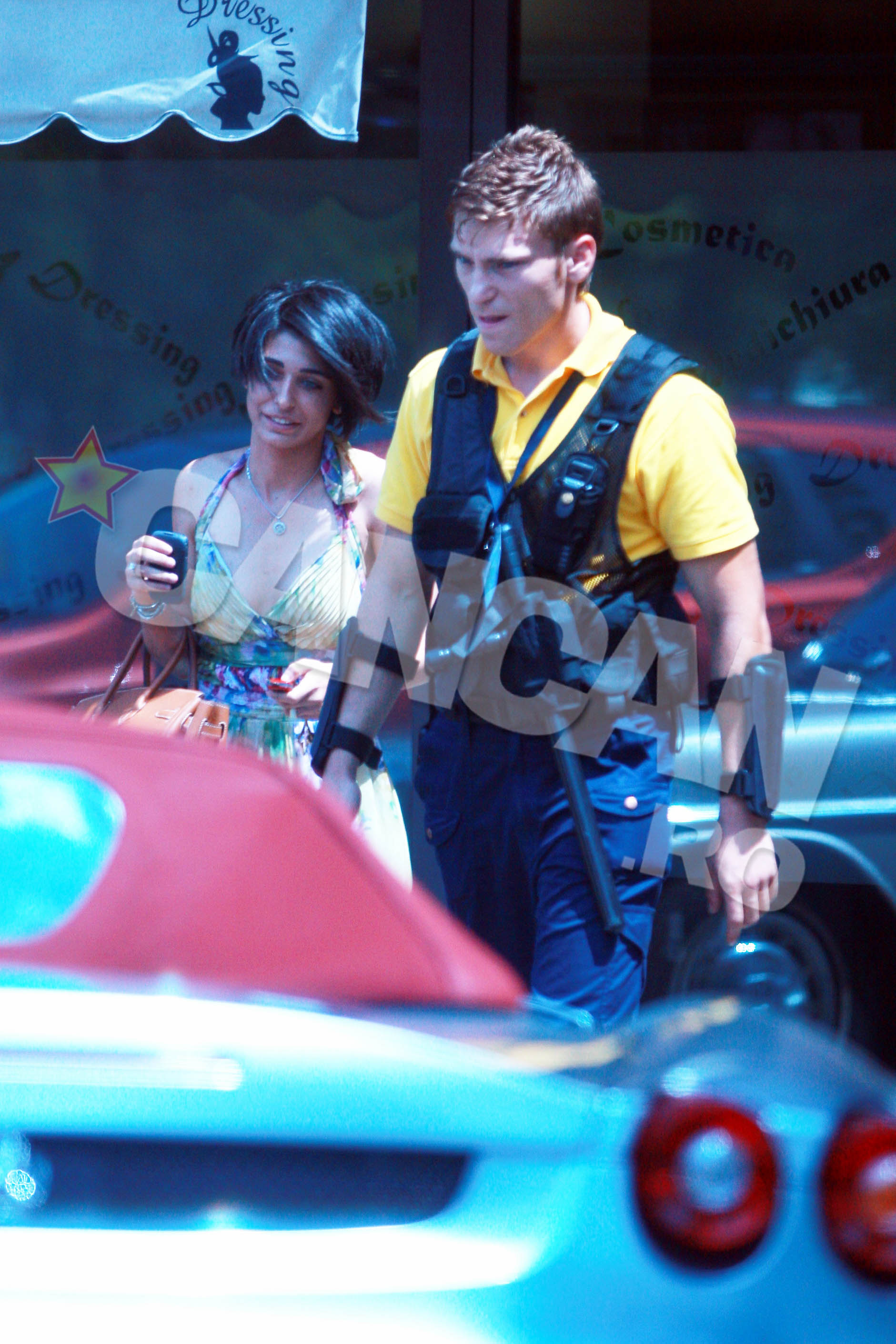 Adda Burton e o fata valoroasa. Nu e de mirare ca merge mereu cu o echipa de bodyguarzi dupa ea: complet echipati si gata sa intervina, barbatii o escorteaza pe printesa imobiliarelor chiar si la coafor.