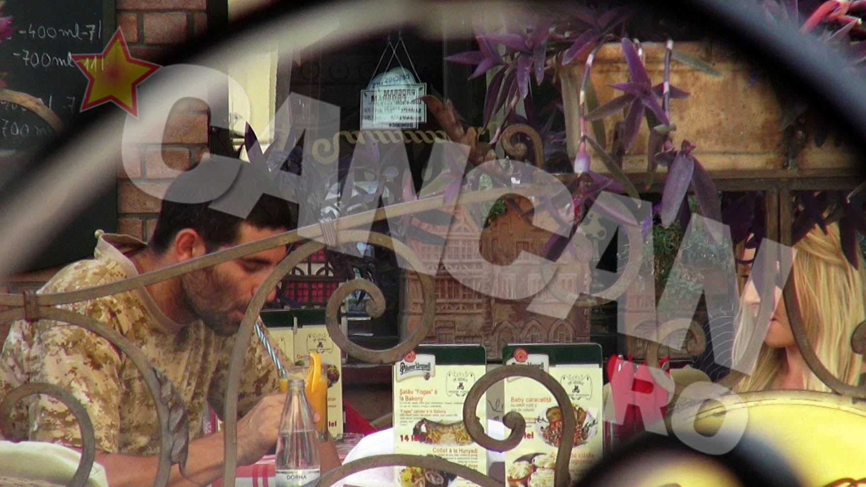 Firicel si blonda impart acelasi pahar de fresh de portocale.