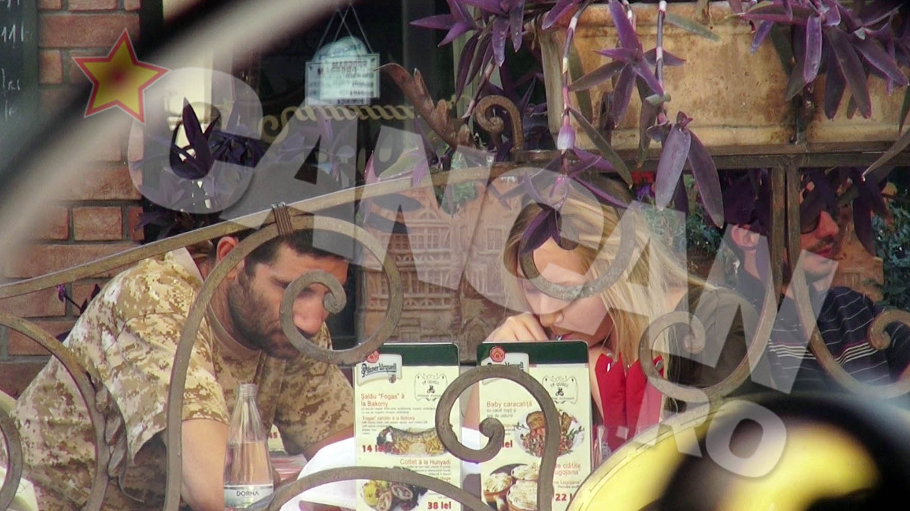 Dupa ce si-a astamparat Firicel setea, partenera lui gusta si ea din suc