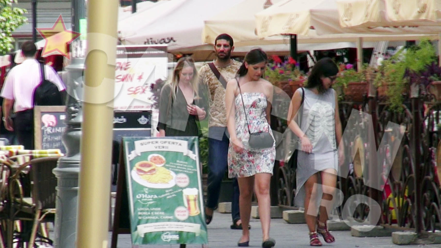 Cuceritorul Floricel nu rateaza niciun moment sa ii atinga discret trupul blondei