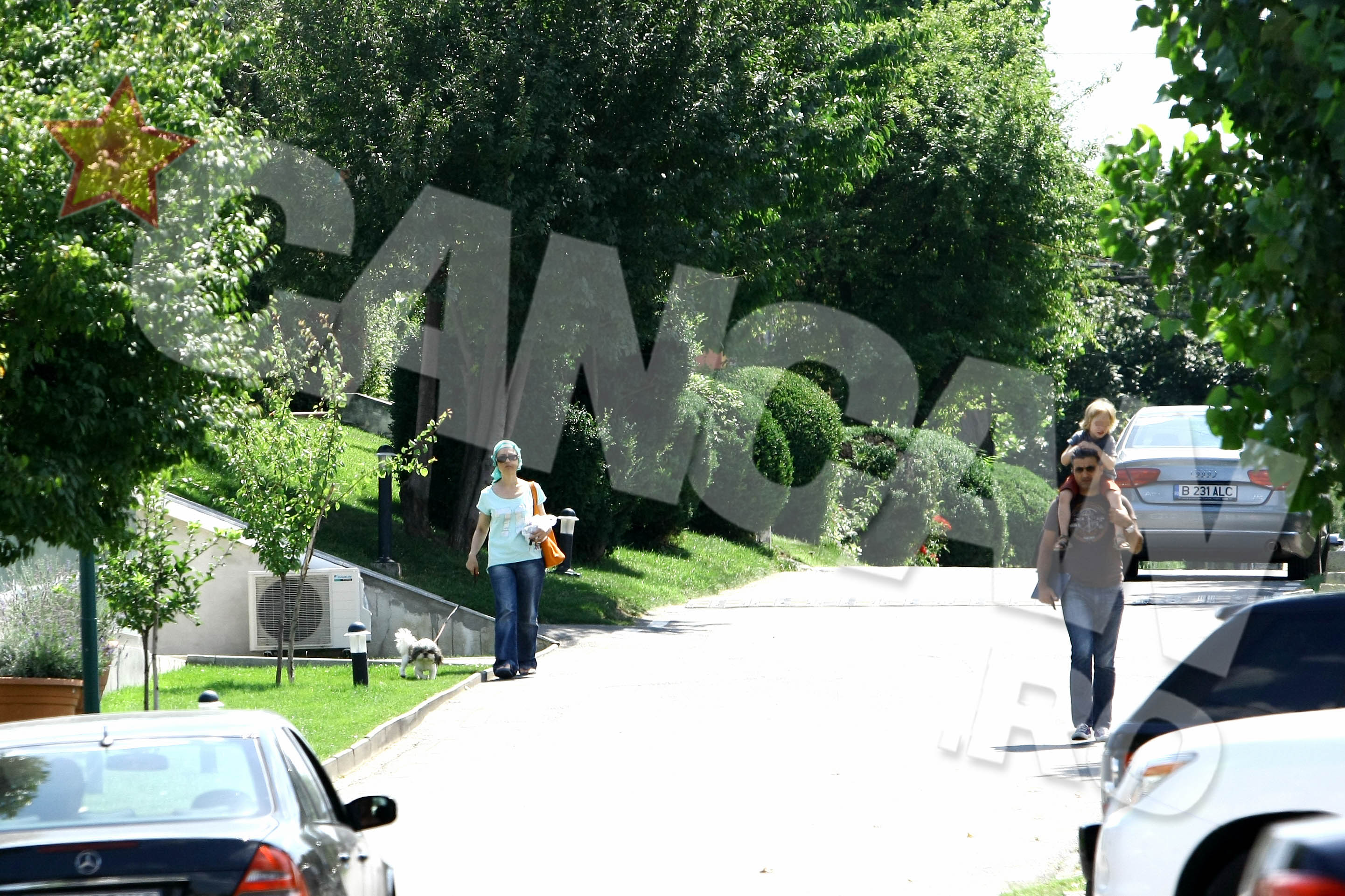 In timp ce se deplaseaza, Oana si Robert pastreaza distanta si in conversatie, nu doar pe asfalt.