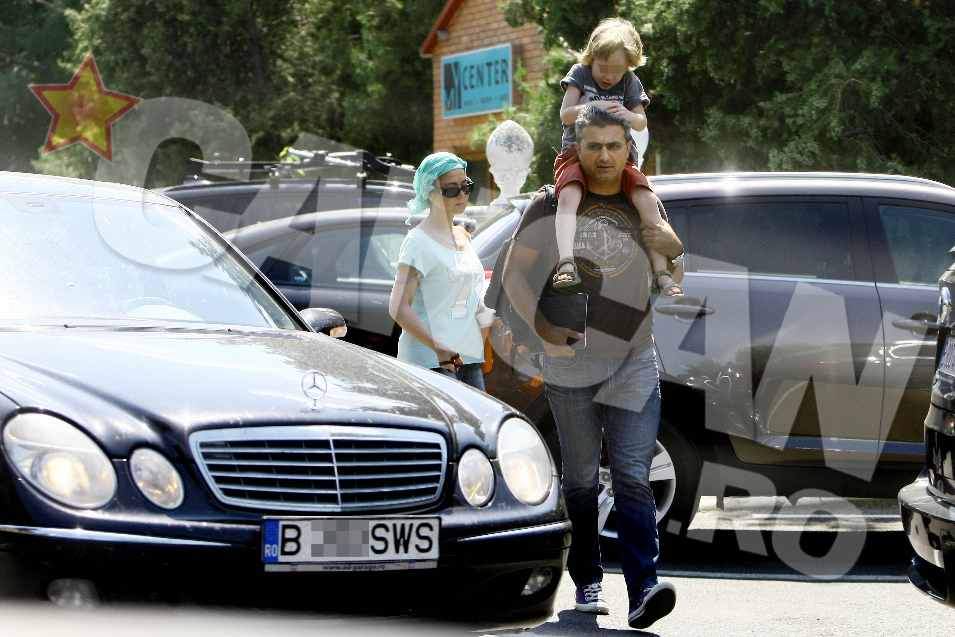 Oana poarta o pereche de blugi vizibil mai largi si mai lungi decat dimensiunile ei. Tricoul in nuanta de verde pal este asortat cu un turban care ne aminteste de tinutele Andreei Marin.