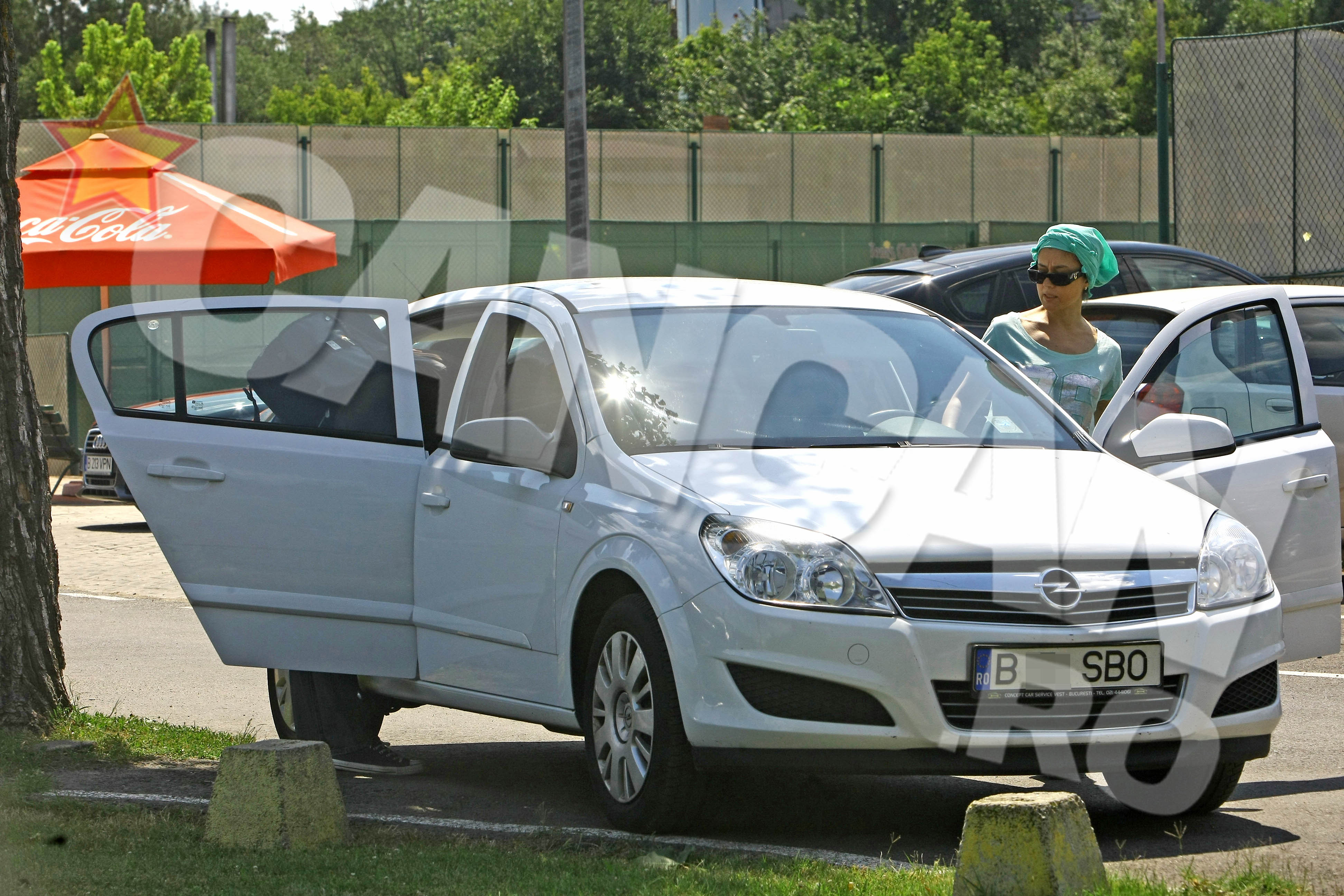 Ajunsi la masina, Oana isi ocupa la volan, iar Robert isi saruta baietelul de ramas-bun. Masina porneste si niciun gest de afectiune intre cei doi nu vede lumina soarelui.