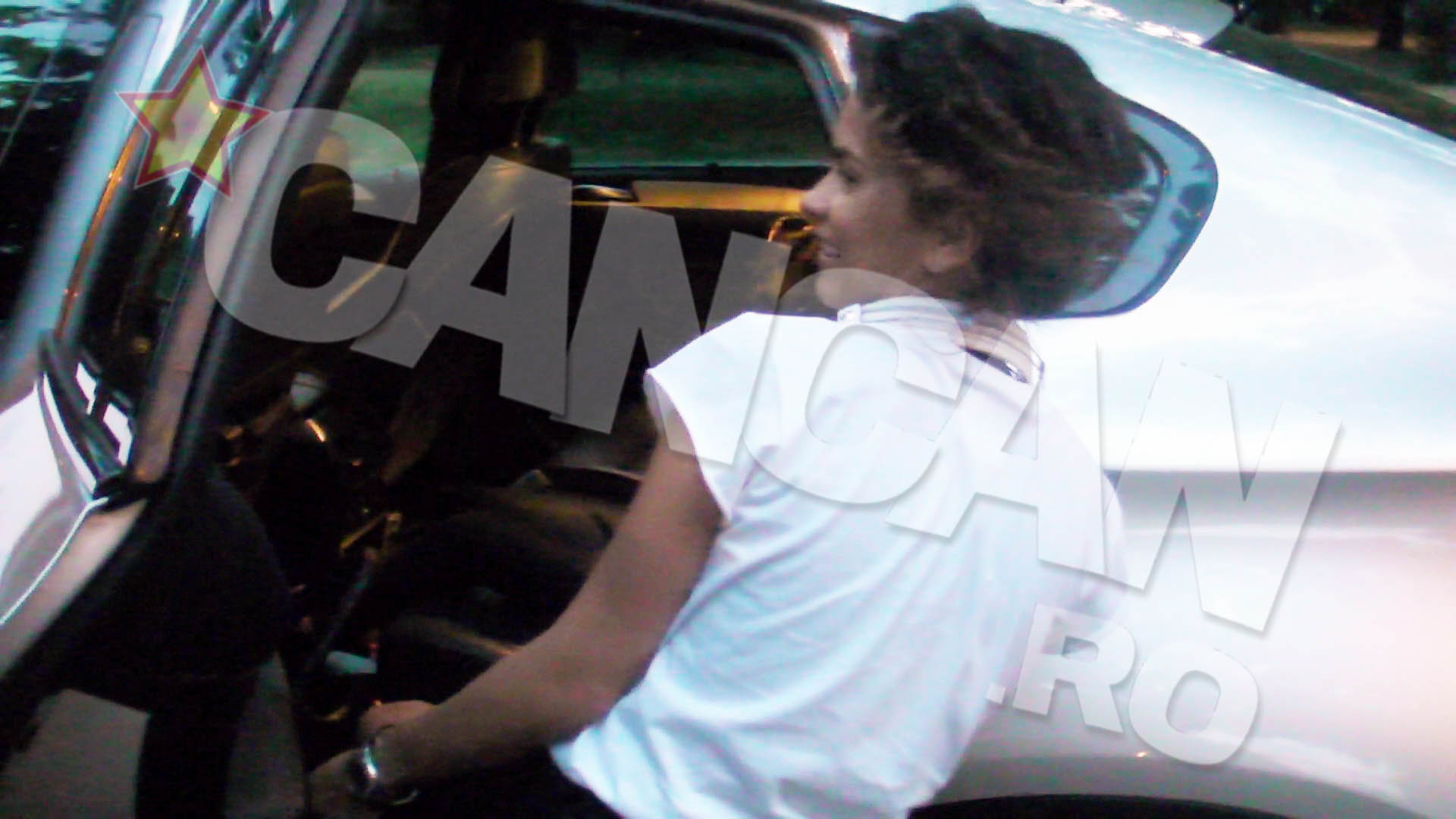 Inna a iesit in parc sa se plimbe cu rolele si, la plecare, s-a schimbat langa masina, fredonand piesa 