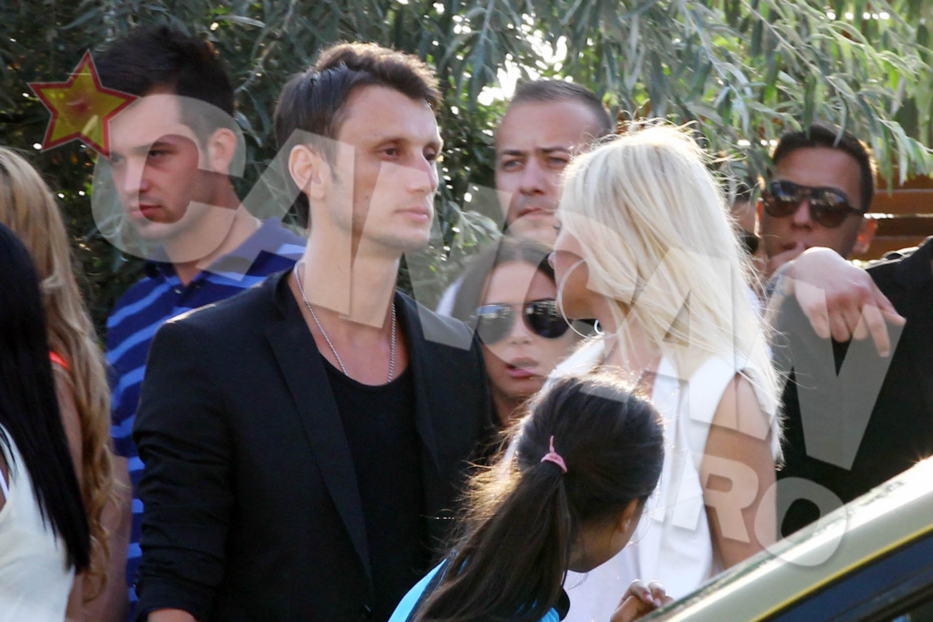 Alexandra Stan a iesit din casa pentru prima oara dupa scandal, insa, insotita de varul ei