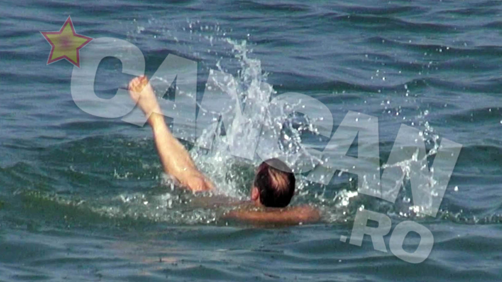 Juniorul lui Voicu s-a zbenguit in apa asemenea unui copil