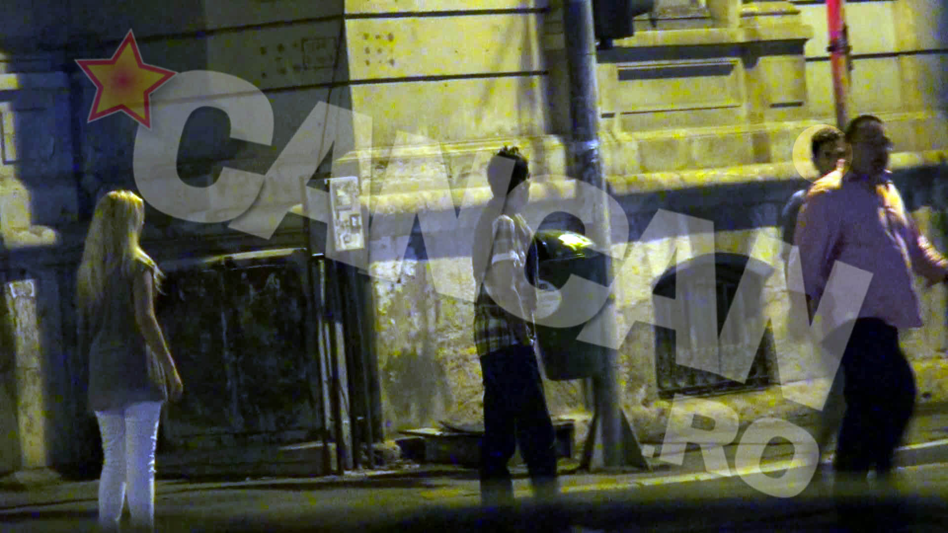 Ouatu si amicul lui s-au desprins de grup si au traversat strada