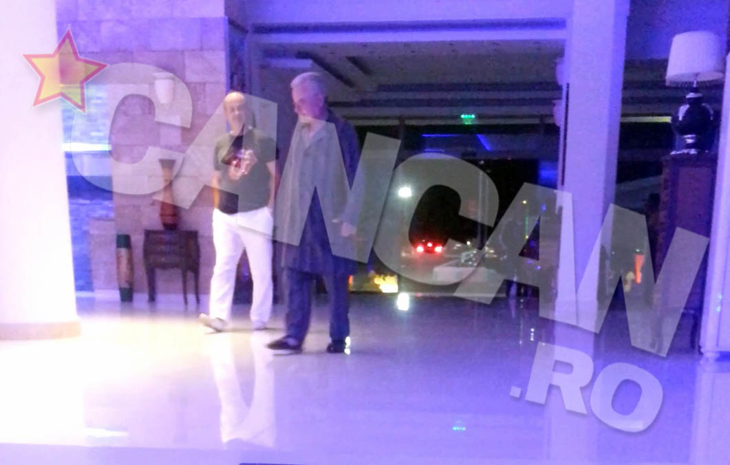 Outfit-ul a fost completat de o pereche de sandale maro.