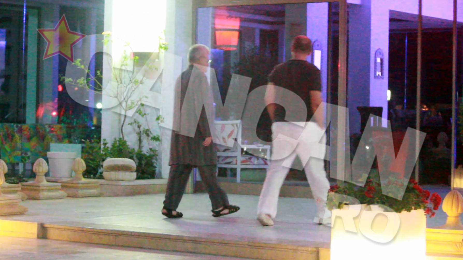 Fostul sot al lui Moni se indeparteaza cu pasi clatinati, in timp ce priveste cu jind la echipa de soc din spate, care pare sa se distreze de minune in masina, fara el...