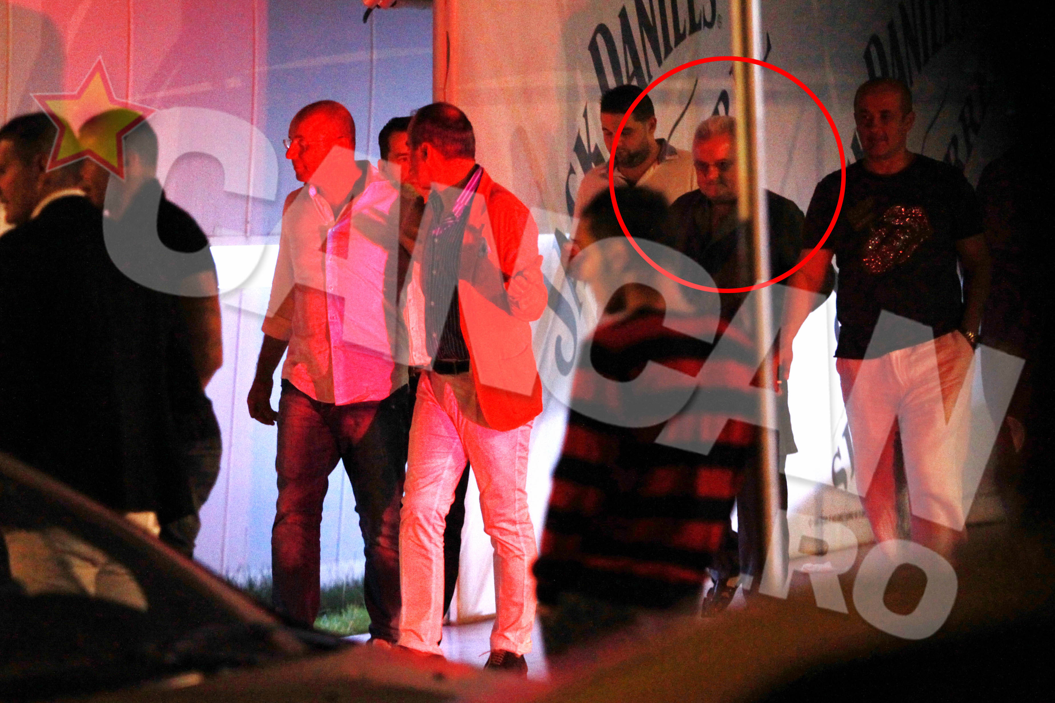 Irinel paraseste clubul, alaturi de alti cativa domni si niste domnisoare vesele