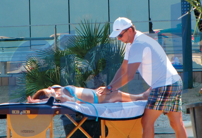 Si ca relaxarea sa fie mai mare, a facut si un masaj in buza marii