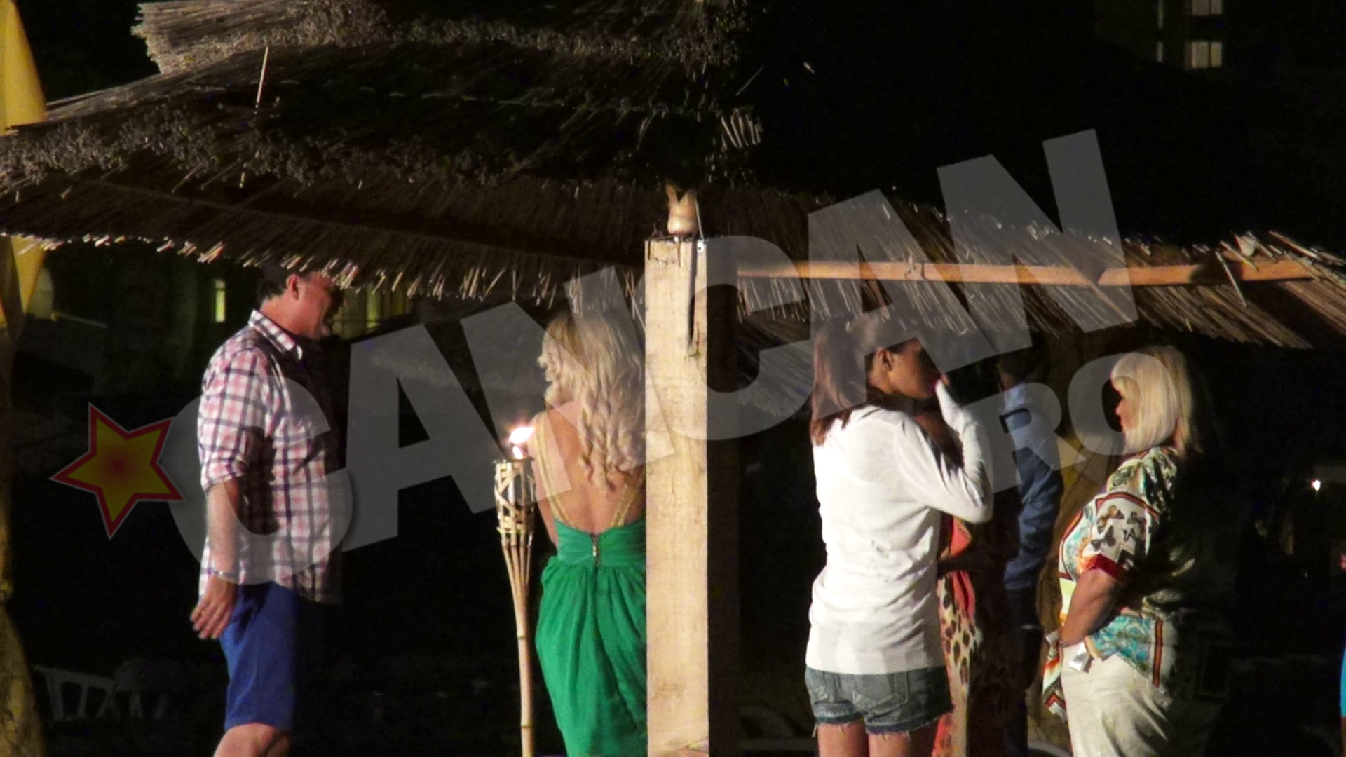 Adrian Enache a dat iama intr-un grup de doamne si domnisoare, desi Iuliana il supraveghea de la bar