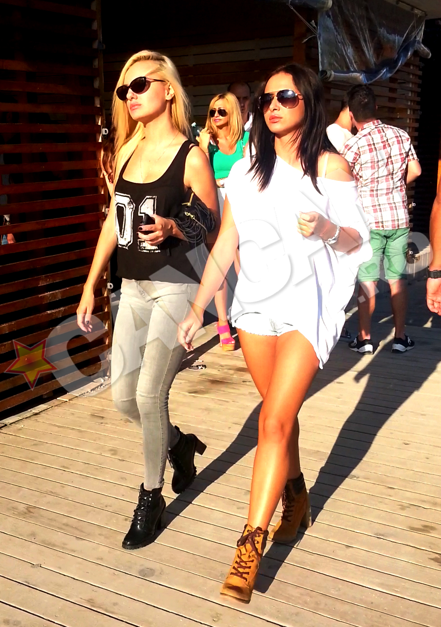 Alexandra si iubitul ei au mers la toaleta in acelasi timp, ea insotita de o amica, el singur