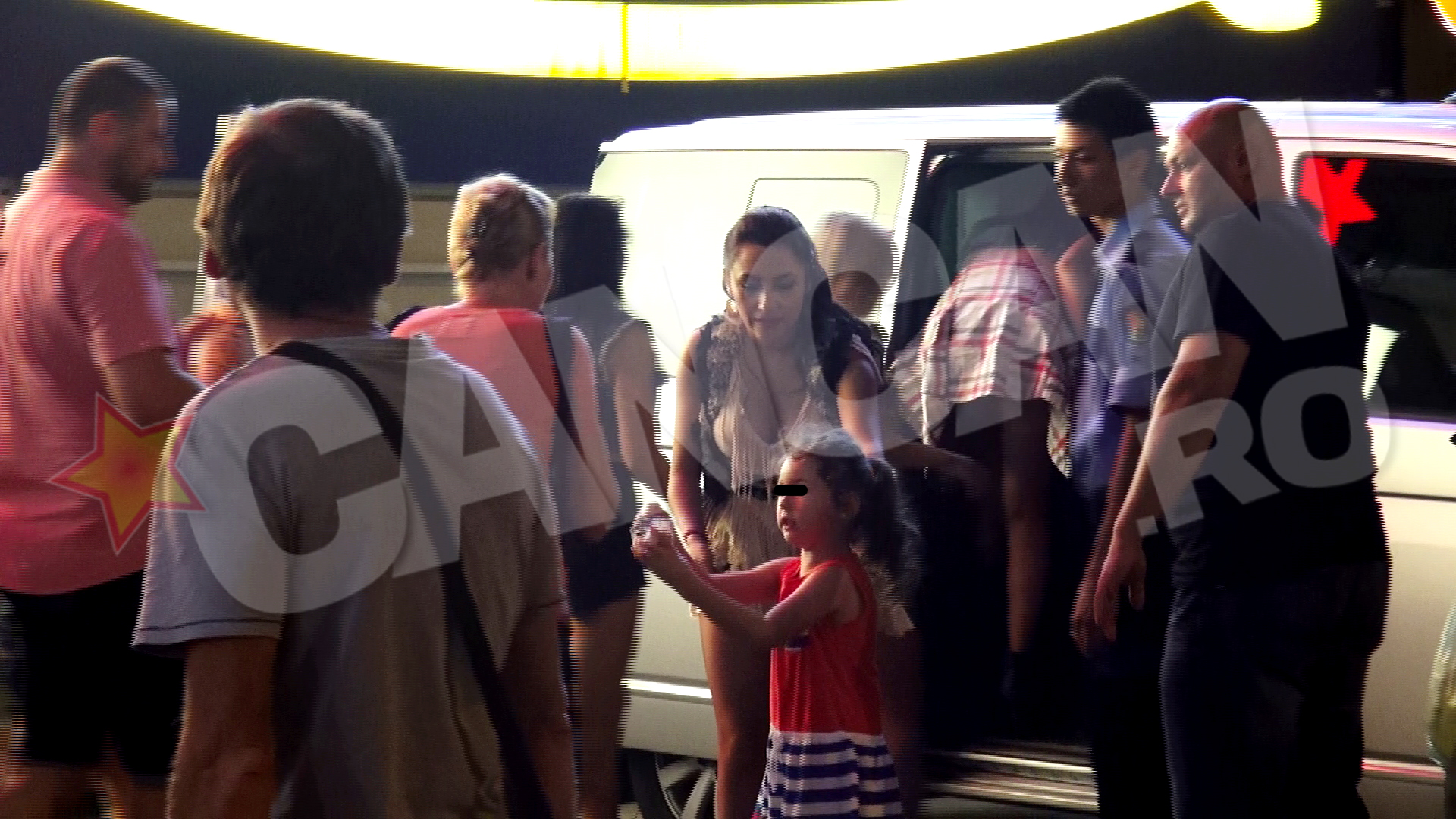 Andra a acceptat sa faca o poza cu o fetita si...