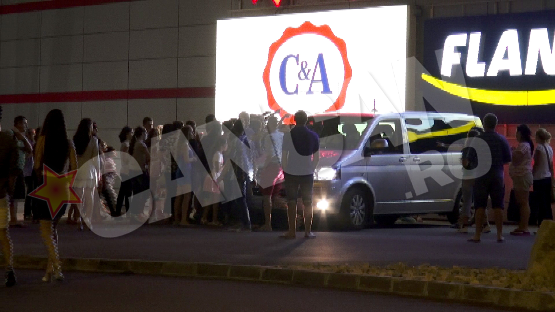 ... intr-o fractiune de secunda multimea de fani s-a dezlantuit