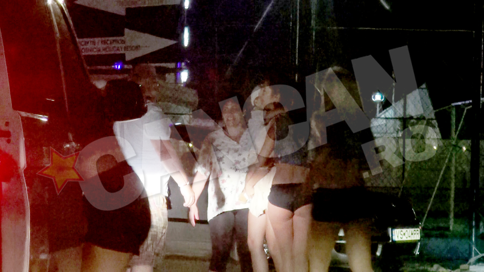 Dupa episodul tensionat din parcarea mall-ului in care a cantat, la hotel, Andra si-a imbratisat fanul nr.1 - fiul ei