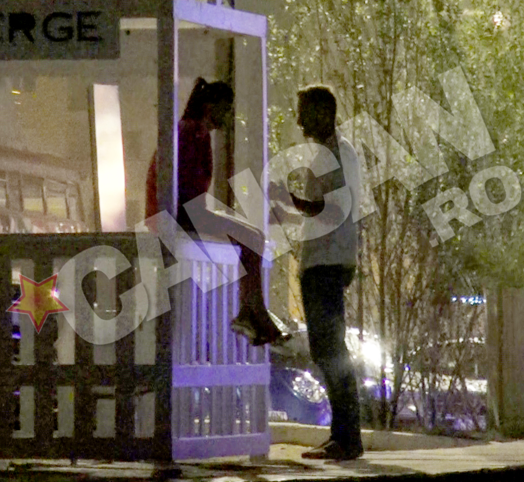 Daca ziua, pe plaja, s-a distrat cu baietii, seara, l-a prins in compania unei femei