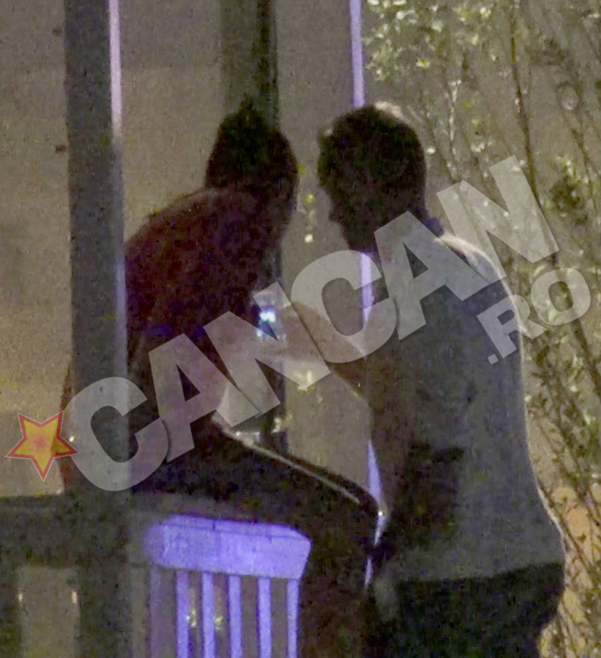 Ca sa-i demonstreze insotitoarei ca este baiat de buna credinta, a introdus-o pe tanara in lumea secretelor din telefonul lui