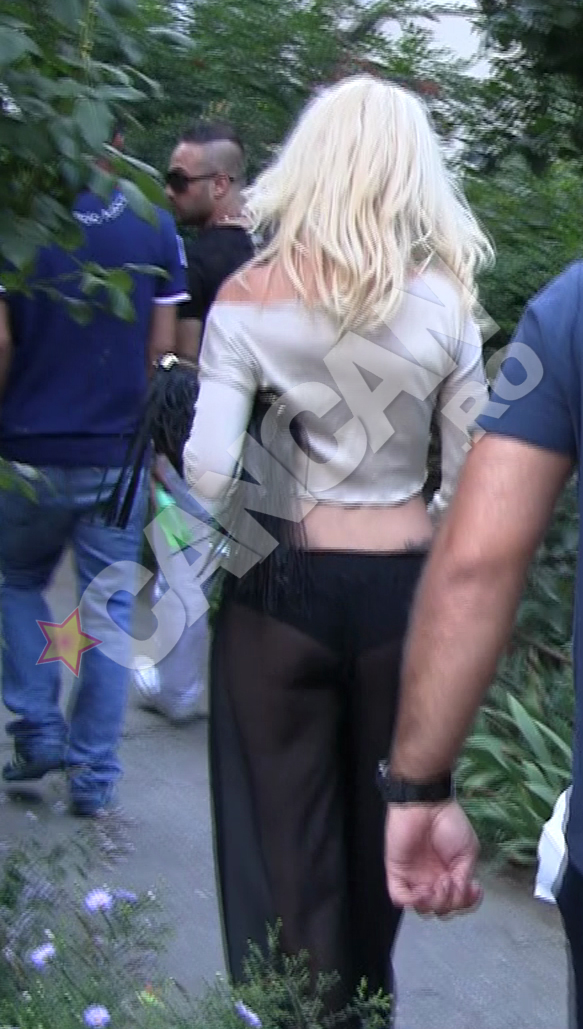 Alexandra debordeaza de energie si sexualitate. Poarta cu o bluza lejera, care mai mult descopera decat acopera, si pantaloni transparenti, de cadana