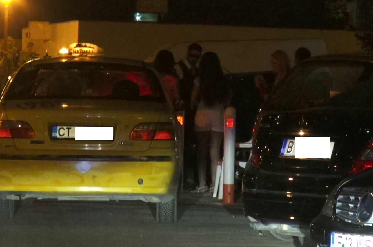 Connect-R si-a asteptat perechea minute in sir in parcare