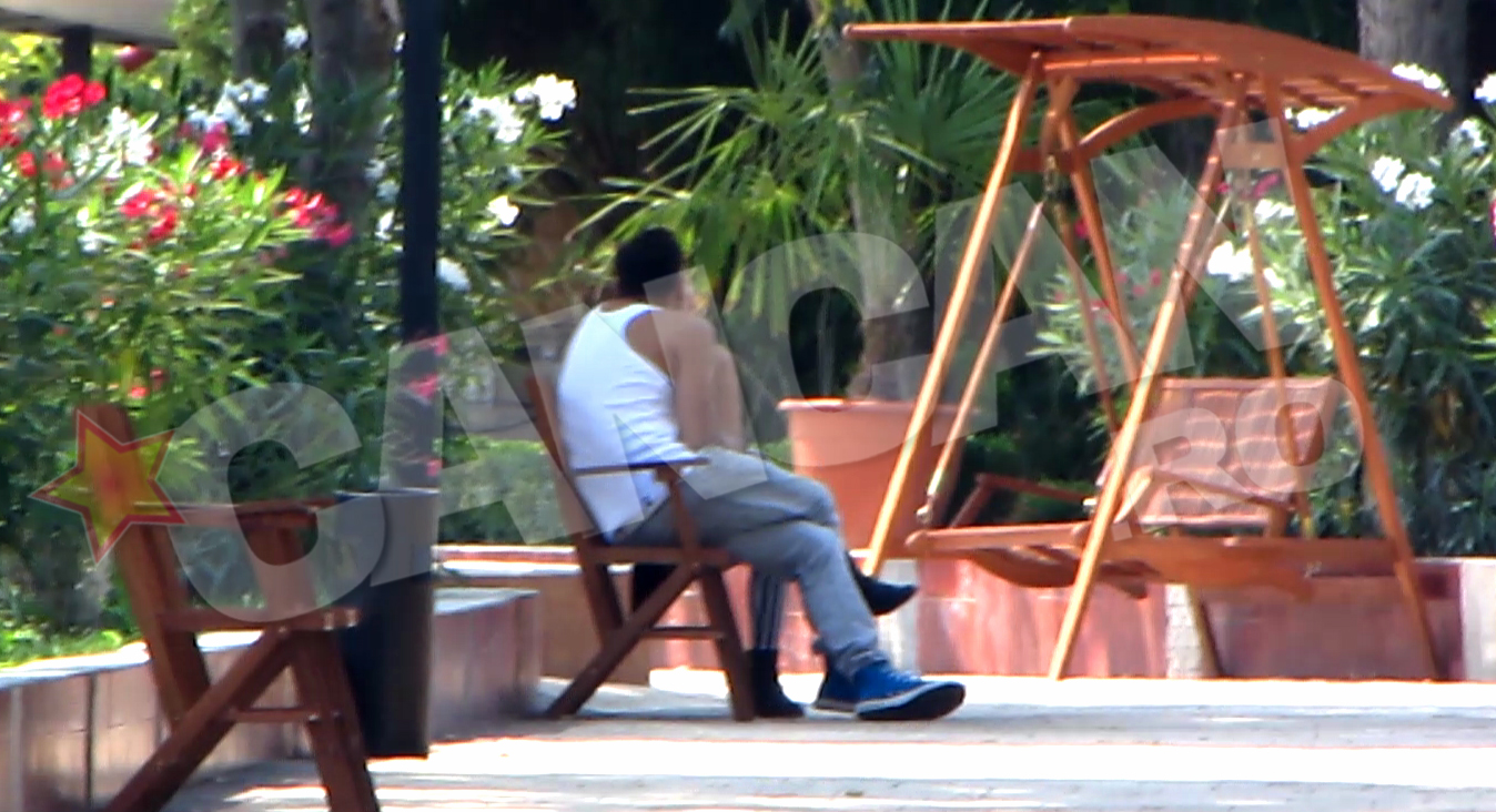 Tandreturile continua si intr-o pozitie- ceva mai comoda - pe o banca. Trecatorii ii privesc uimiti - ei nu au insa ochi decat unul pentru celalalt