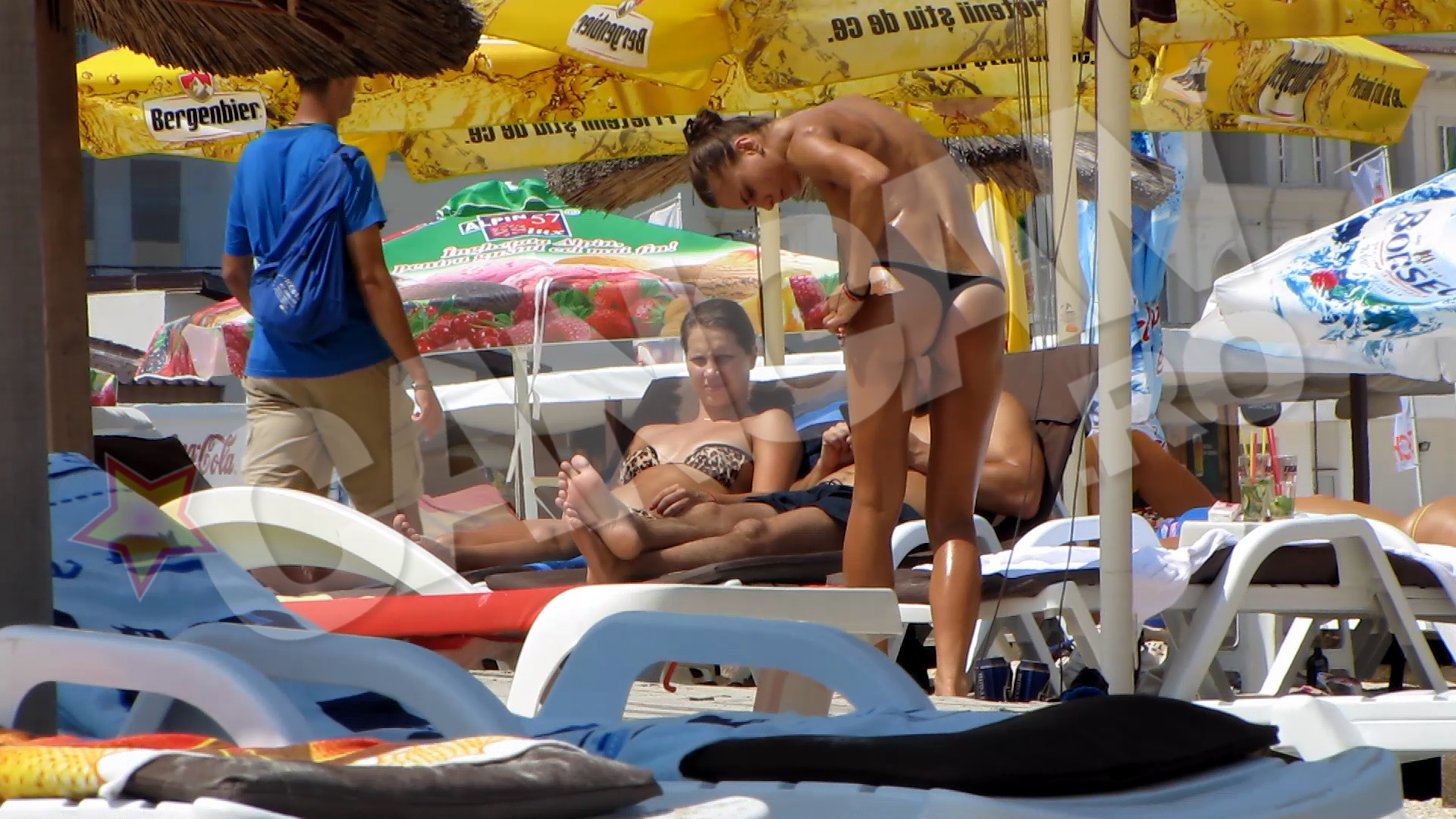 Elvira a facut senzatie pe plaja din Mamaia, iar Todorut s-a abtinut cu greu sa nu o priveasca pe sub gene