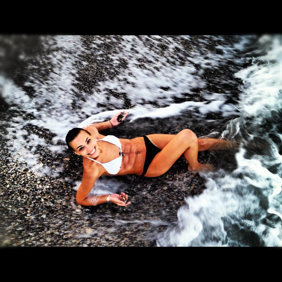 Din fata, Elvira este la fel de apetisanta ca din spate