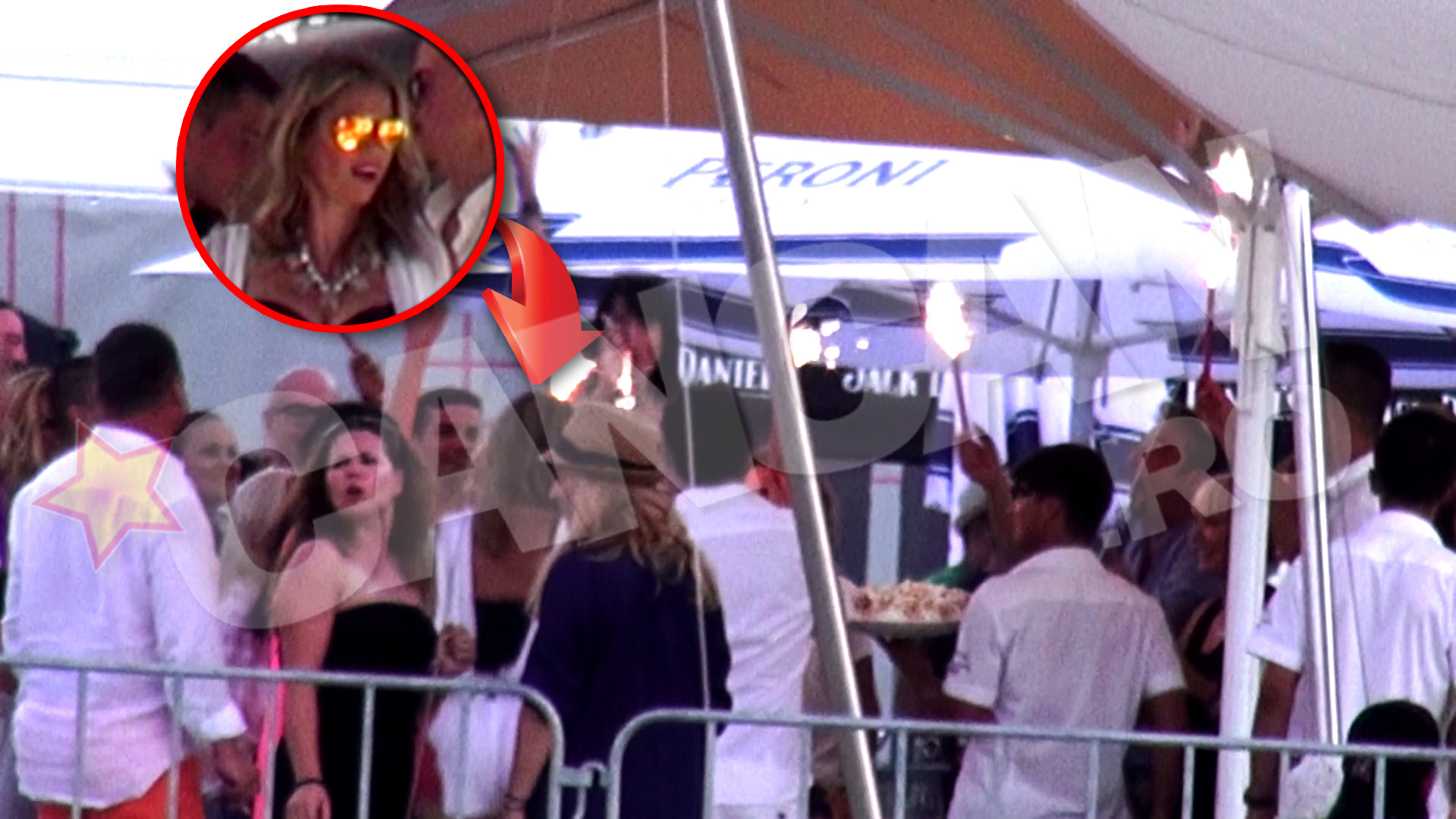 Ileana Badiu si-a tratat oaspetii cu sampanie si tort. Traditionalele lumanari au fost inlocuite cu... artificii.