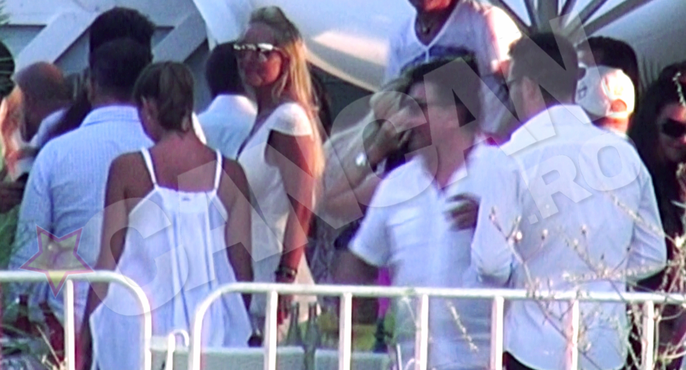 Vica are toate motivele sa sarbatoreasca. S-a umplut de bani dupa procesul cu Piturca, este o mamica implinita si se lauda cu o multime de prieteni din toate mediile