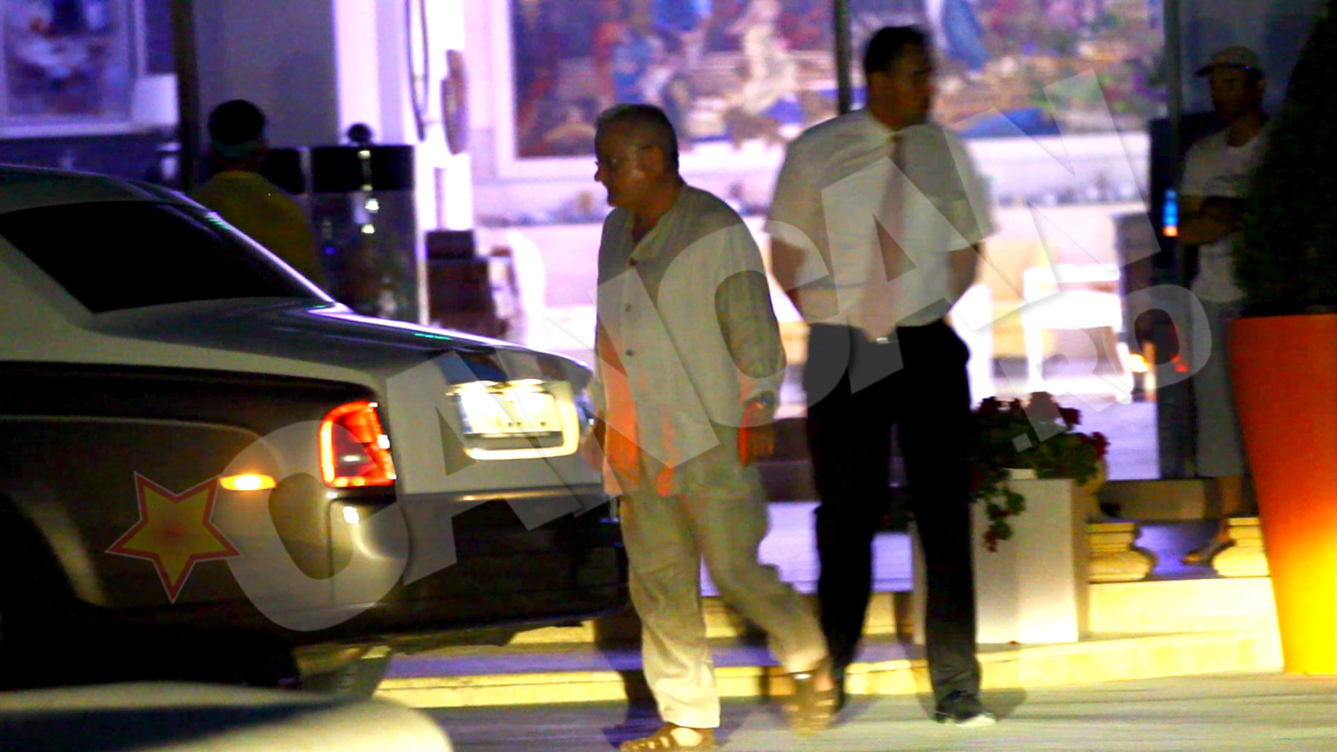 Soferul personal se da jos de la volan si i-l cedeaza lui Irinel