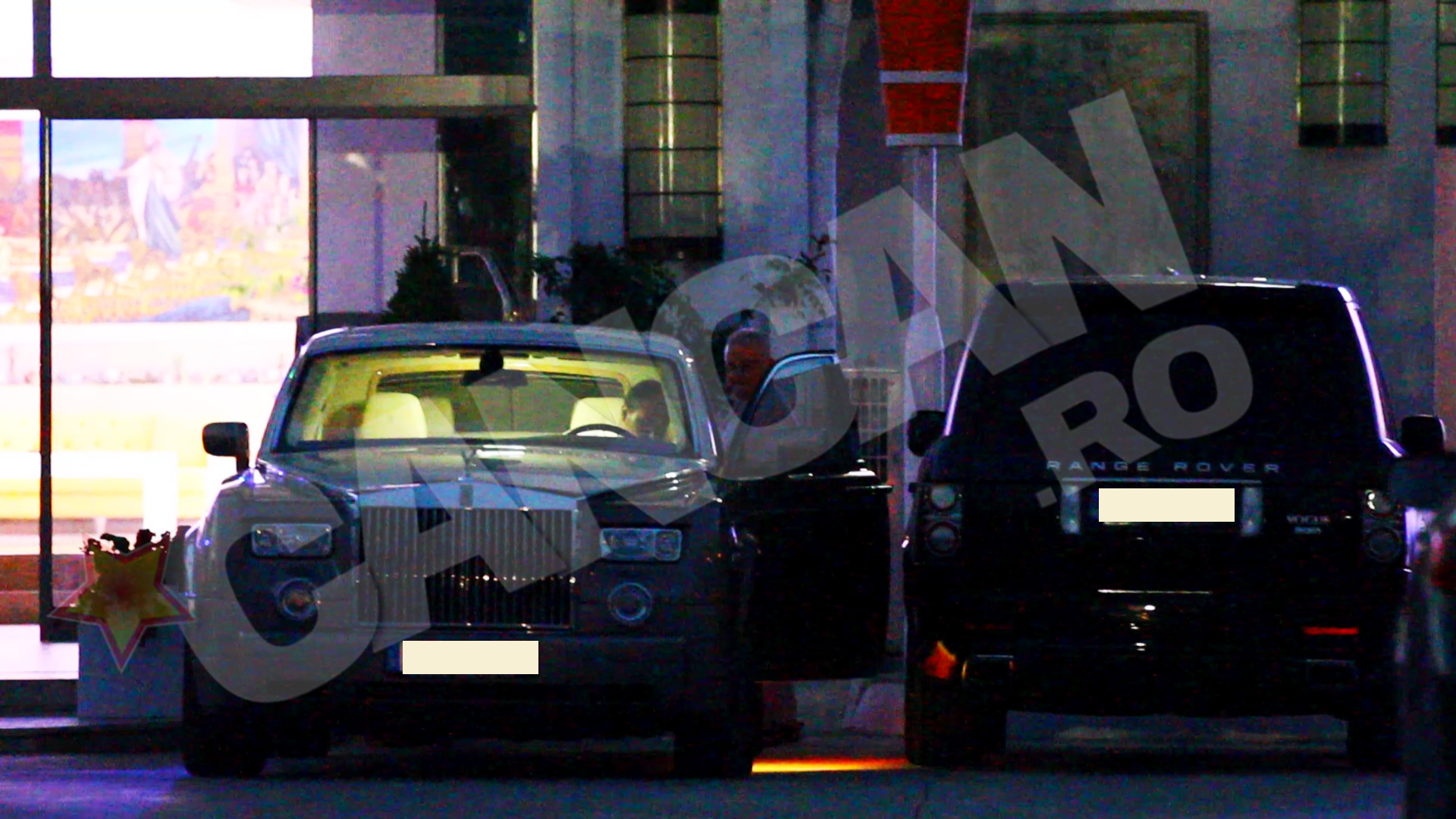 Milionarul urmareste atent fiecare miscare