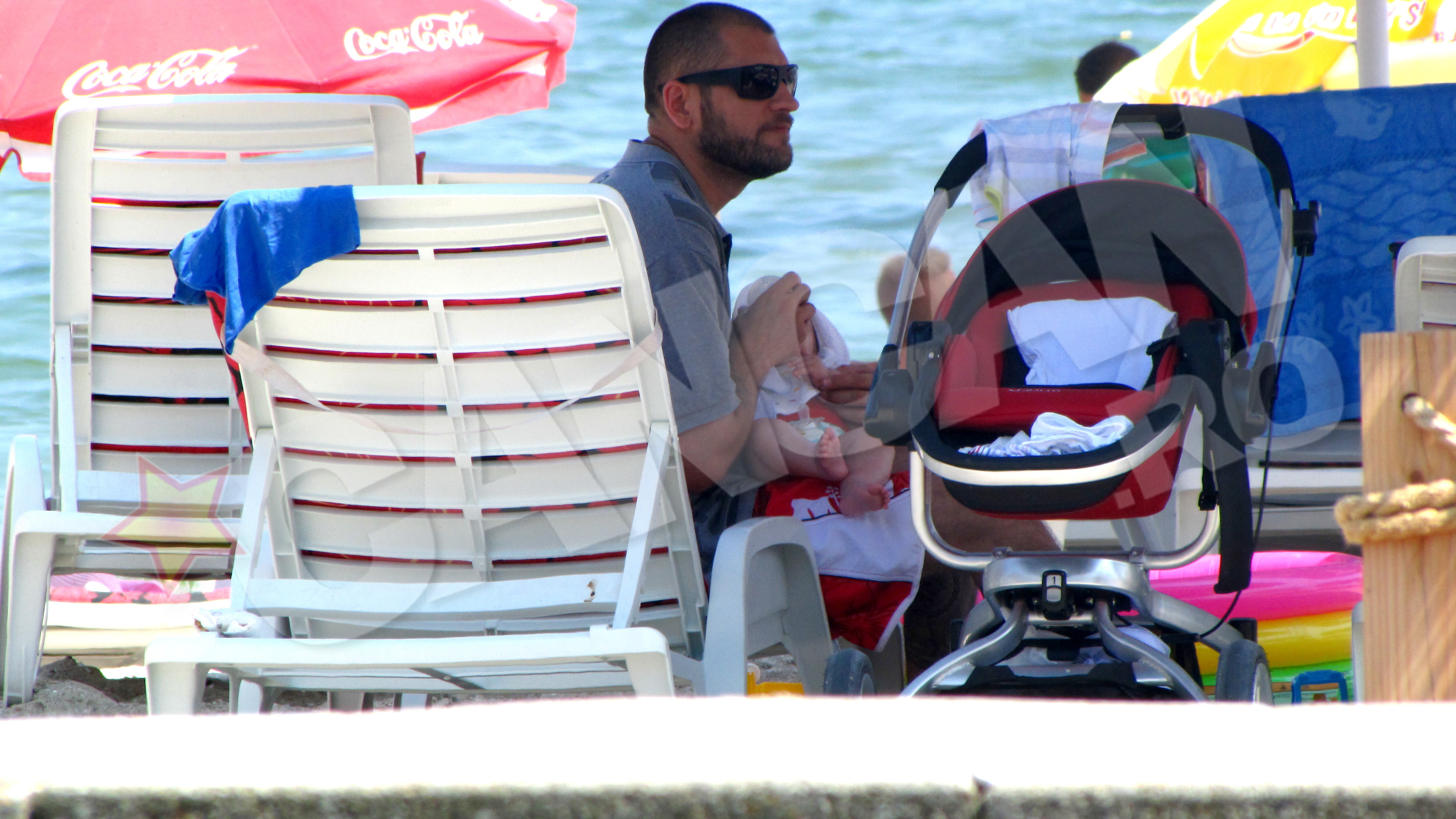 Ipostaza rara: baiatul rau Caddy isi hraneste bebelusul cu biberonul