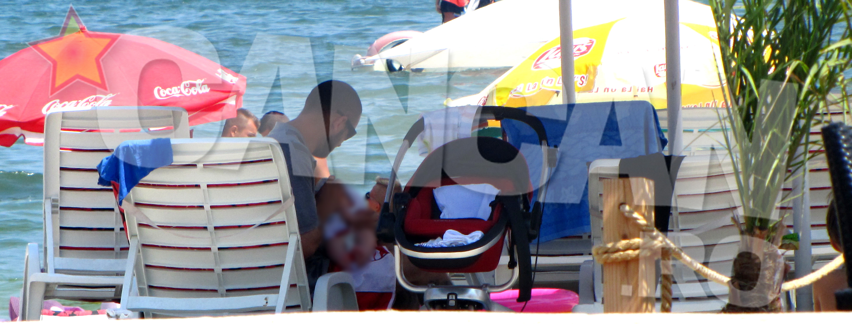 Caddy l-a hranit cu atentie pe cel mic cu biberonul