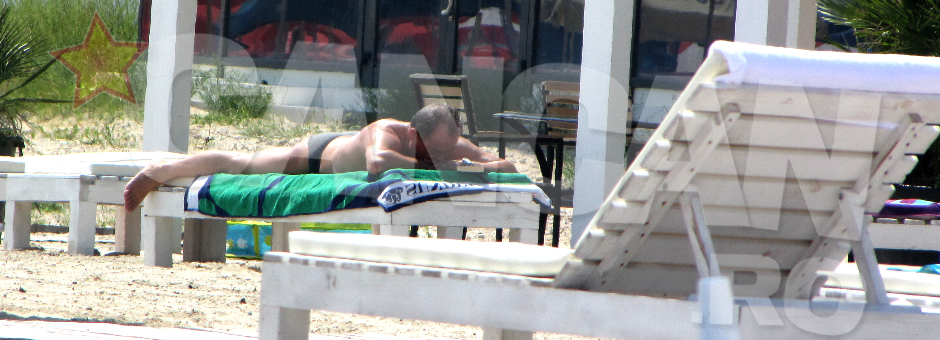 Senatorul a fost rapus imediat de oboseala, pe sezlong