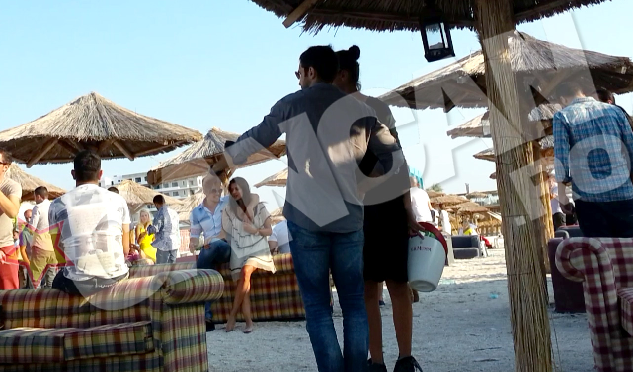 A incercat in zadar sa convinga o alta bruneta, ospatarita, sa i se alature