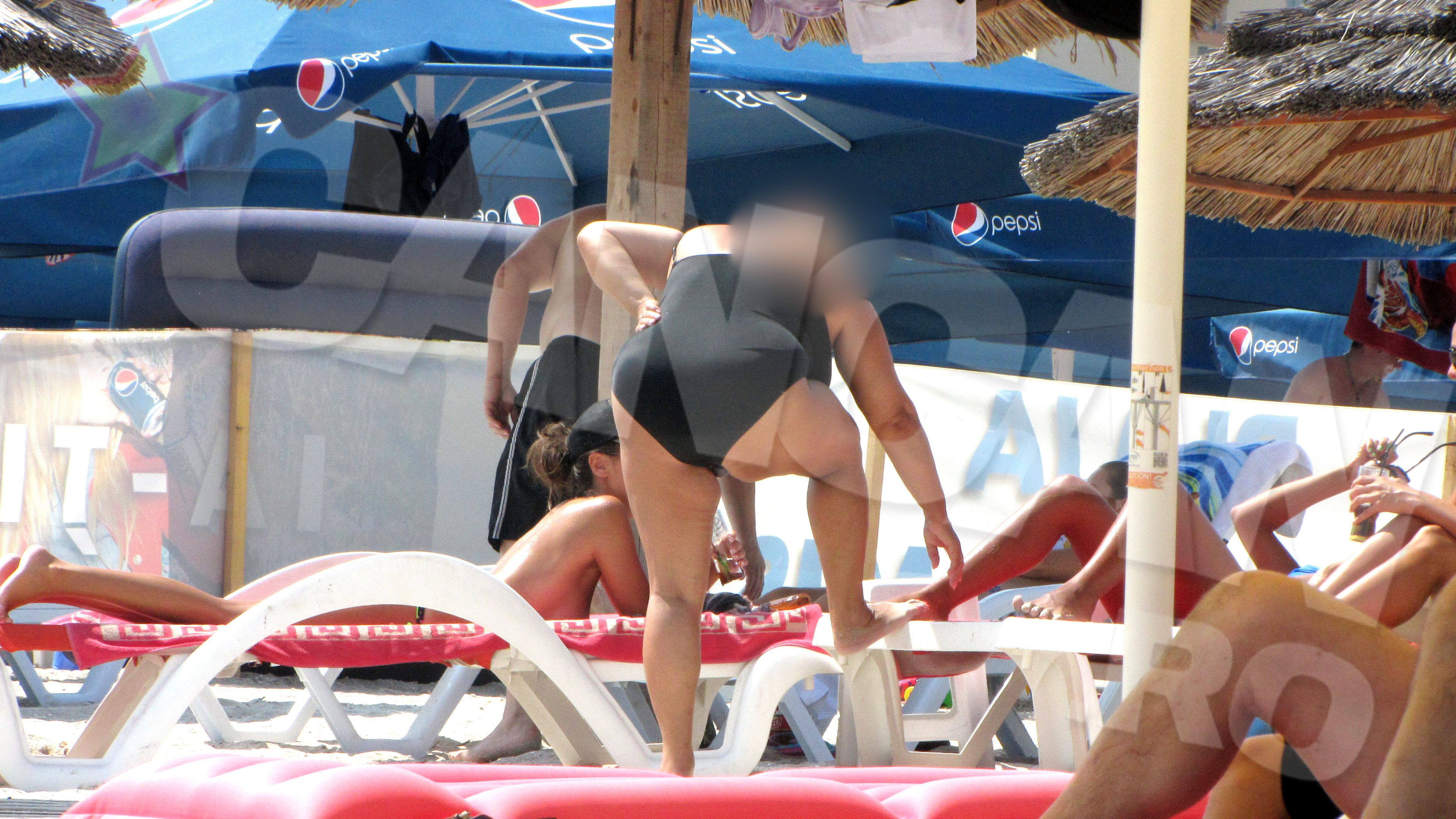 La cei 50 de ani, doamna in cauza si-a jucat rolul perfect la malul marii.