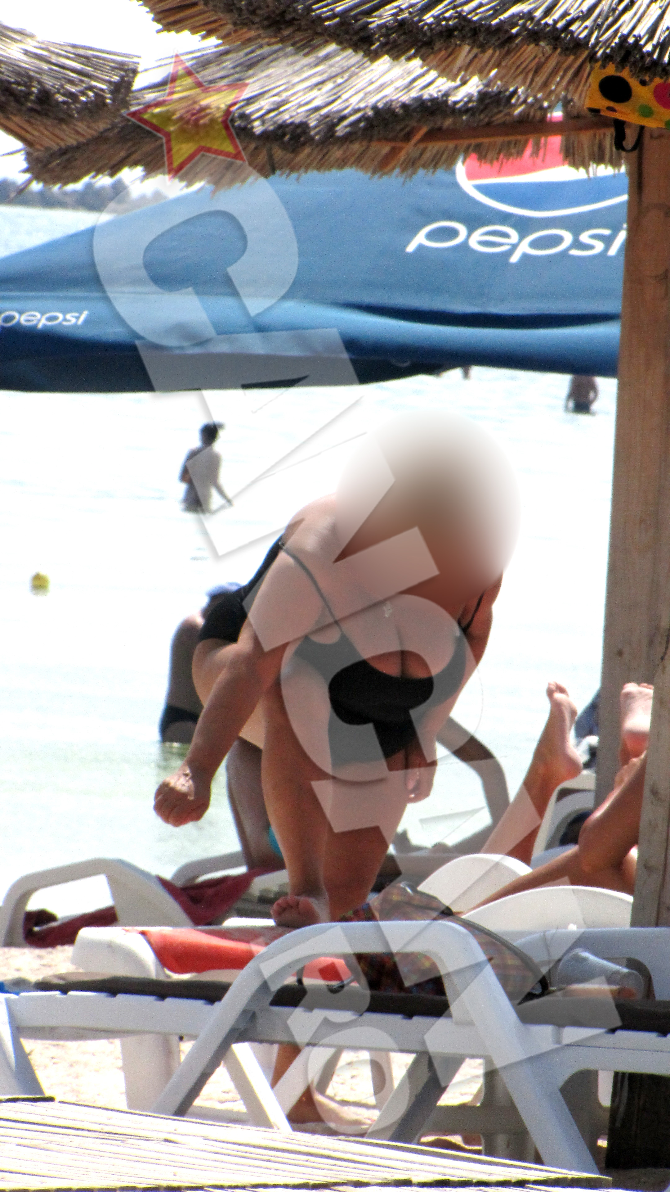 Ani la rand si-a ascuns formele generoase sub vesmintele largute. Acum, insa, iat-o in toata splendoarea sa, la mare