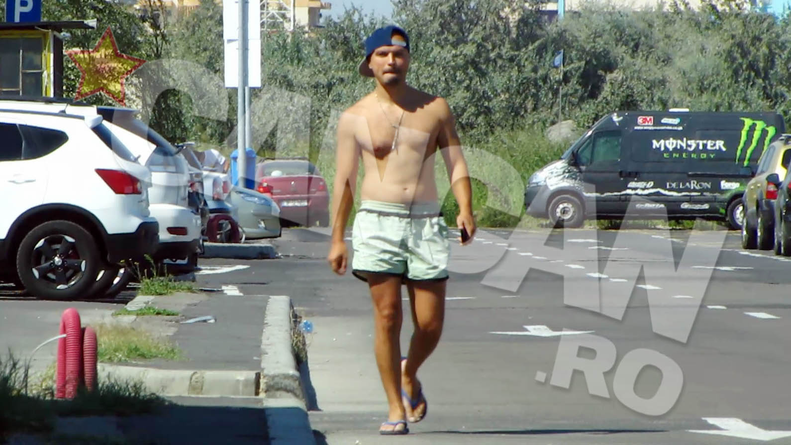 Puya, la bustul gol, porneste hotarat spre piata