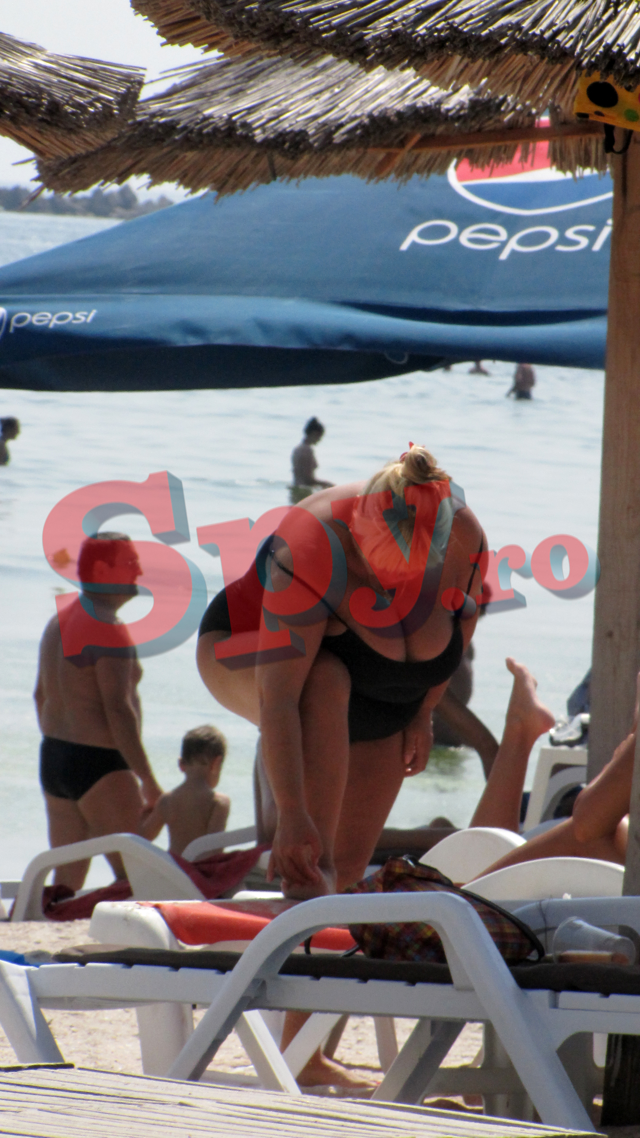 Tanta a avut grija si de pedichiura, in timp ce se bronza