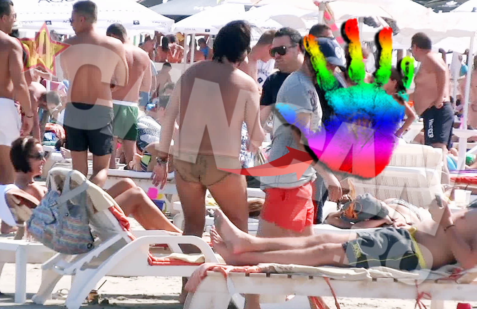 In momentul in care se ridica de pe sezlong, designerul scoate la iveala un detaliu interesant: imprimeul sugestiv de pe slipul lui