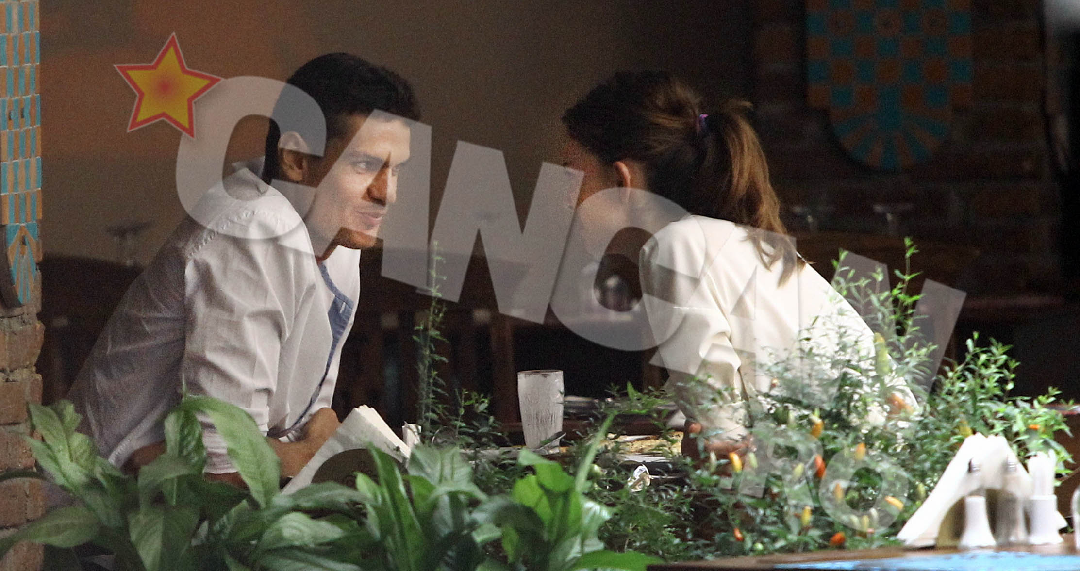 Evident indragostit pana in varful urechilor, Chirila isi soarbe iubita din priviri