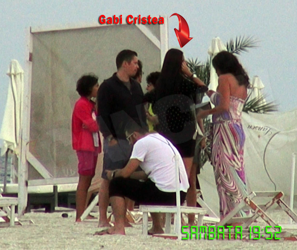 Gabriela a iesit impreuna cu prietenii pe litoral, un pic cam prea elegant imbracata pentru ocazie, dar a vorbit mereu la telefon