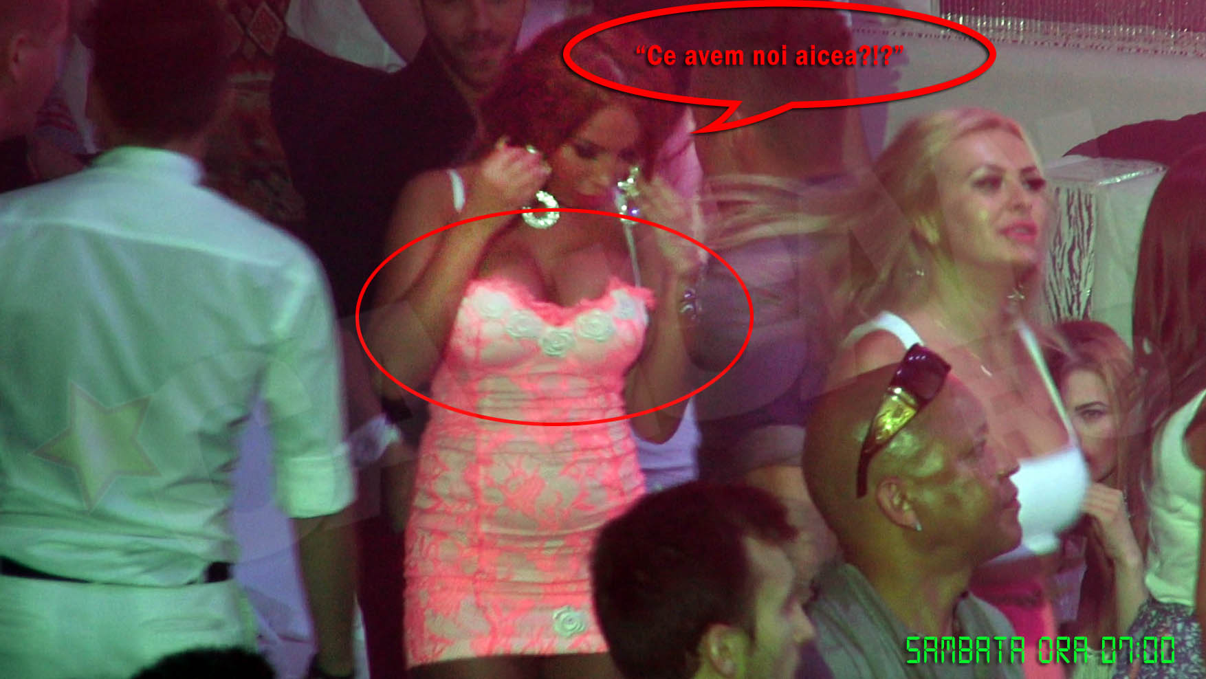 Actuala blonda s-a admirat singura de mai multe ori, mangaindu-se, multumita de felul cum arata