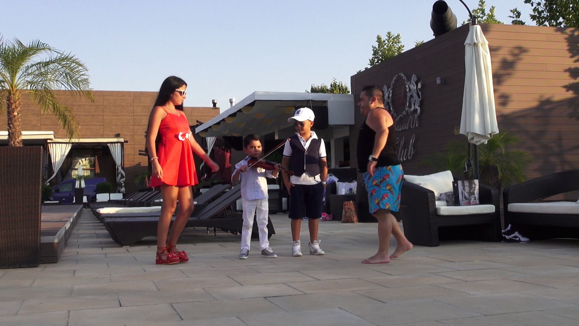 Mezinul ii calca si el pe urme lui Adi Minune