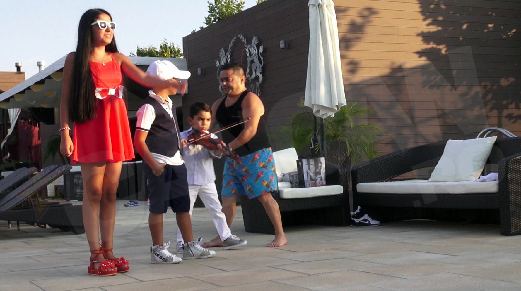 Manelistul are grija sa nu-si oboseasca prea tare fiul, in varsta de 8 ani