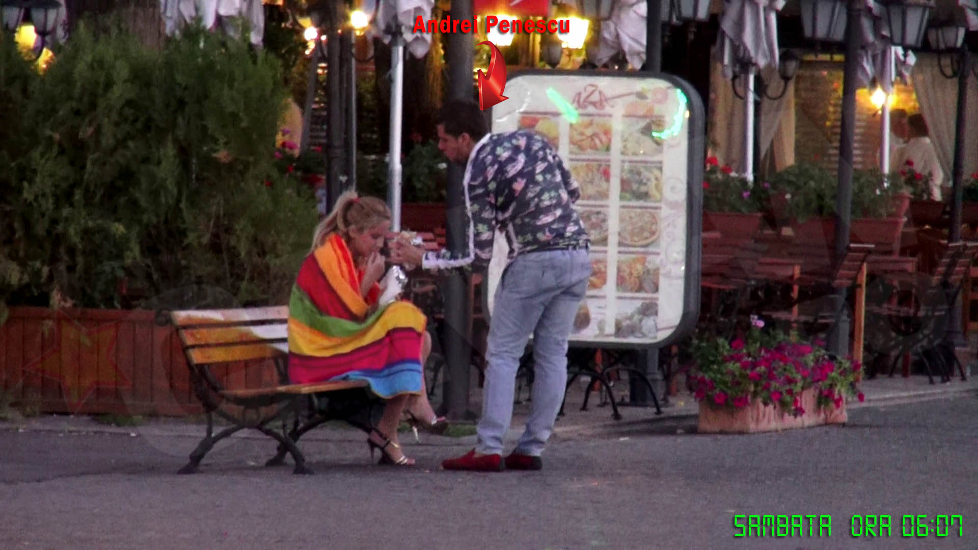 Andrei si iubita mananca cu pofta cate o shaorma